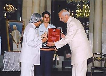 President of India Abdul Kalam presenting award to Sir CP Srivastava